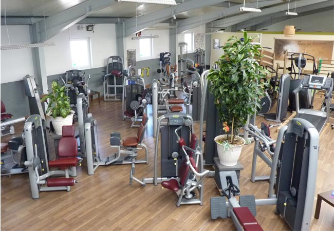 Raum in einem Fitnessstudio mit Sportgeräten